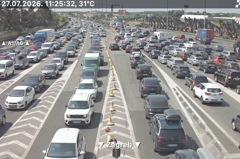 Autoput A1 kod Zagreba u gustoj saobraćajnoj gužvi, vidljivi automobili i kamioni u kolonama.