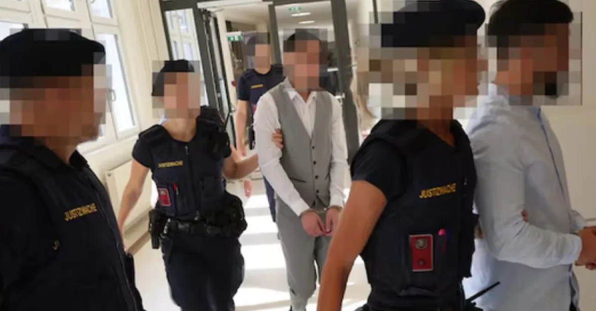 Sudski službenici vode okrivljenog sa lisicama na rukama