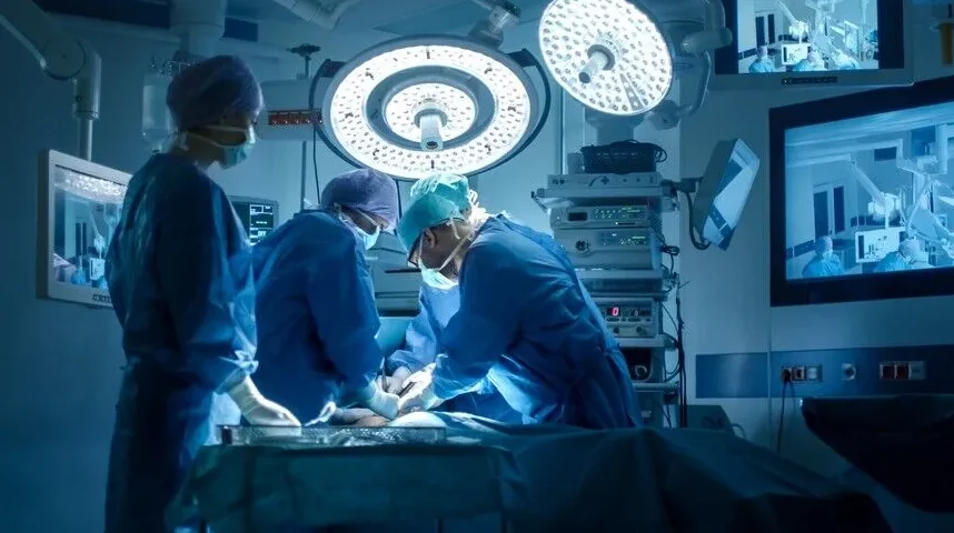 Hirurški tim obavlja operaciju u moderno opremljenoj sali.
