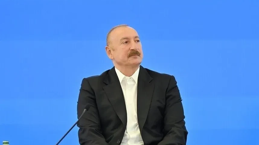 Ilham Alijev u crnom sakou i bijeloj košulji