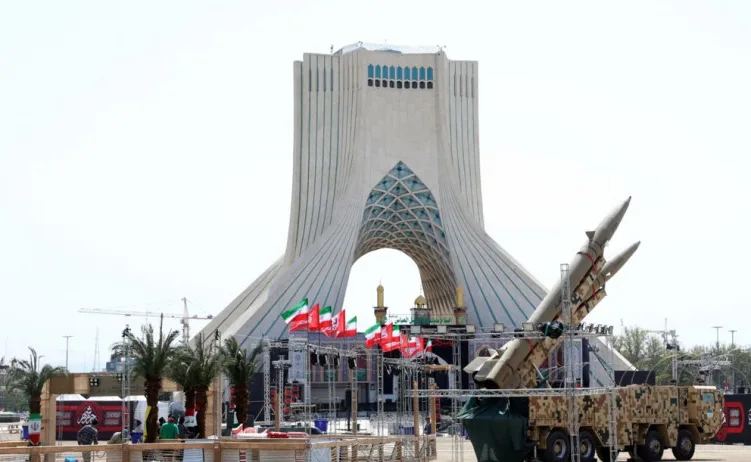 Iranska raketa na lansirnoj platformi ispred Azadi tornja u Teheranu, Iran.