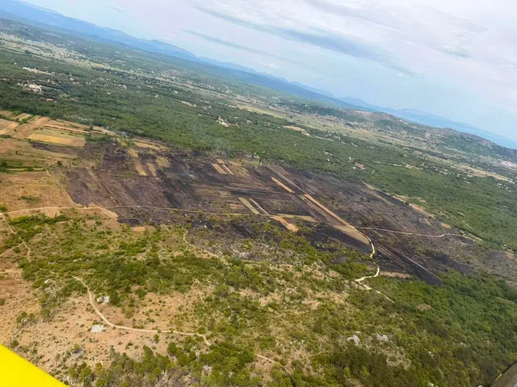 Požar kod Ljubuškog stavljen pod kontrolu: Gorjeli vinogradi i maslinici