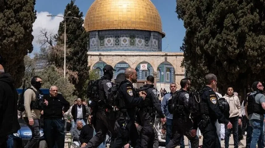 Grupa izraelskih policajaca u punoj opremi prisutna je u blizini Kupole na stijeni, poznatog islamskog svetog mjesta u Jerusalemu.