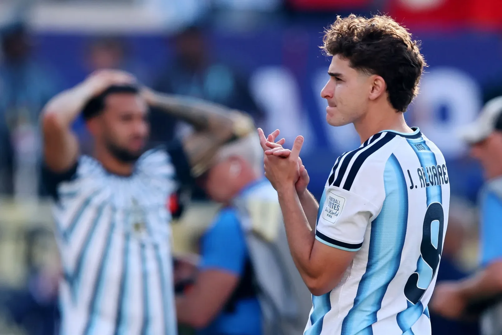 Fudbaler Julijan Alvarez nosi dres Argentine sa brojem 9 na leđima i aplaudira.