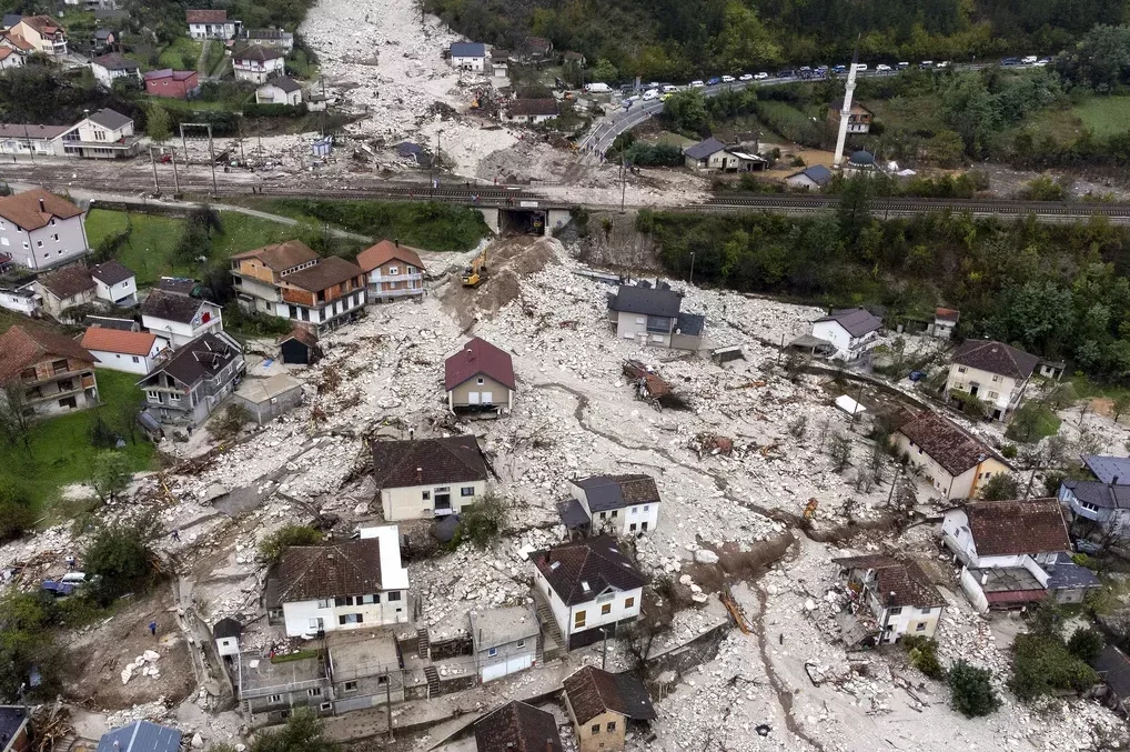 Snimka iz zraka prizora nakon klizišta koje je pogodilo naseljeno mjesto u Bosni i Hercegovini, uništavajući kuće i infrastrukturu.