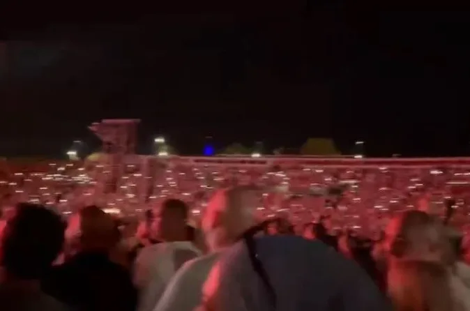 Publika na koncertu drži upaljene mobitele