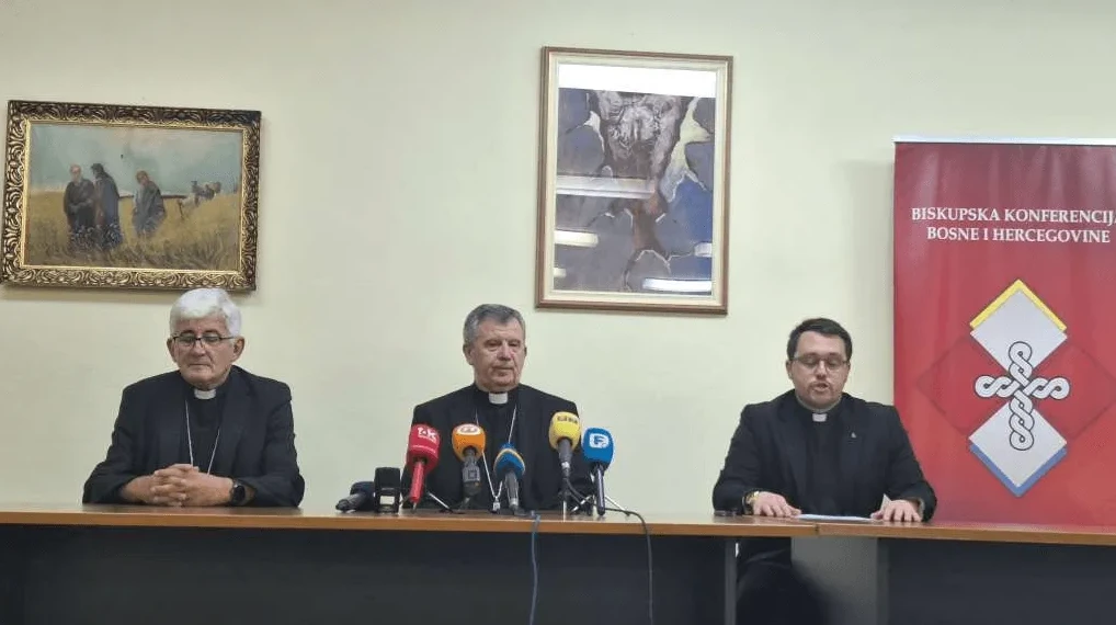 Tri biskupa sjede za stolom s mikrofonima ispred njih, sa natpisom "Biskupska konferencija Bosne i Hercegovine" iza njih.