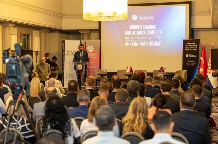 Govornik na podijumu na "Ankara NATO Summit" konferenciji, sa auditorijumom koji ga sluša.