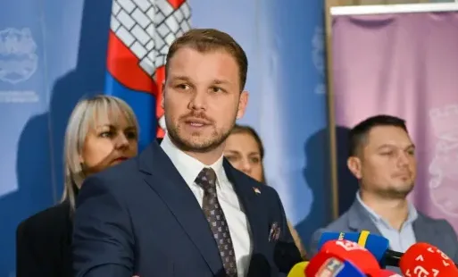 Gradonačelnik govori na konferenciji za medije