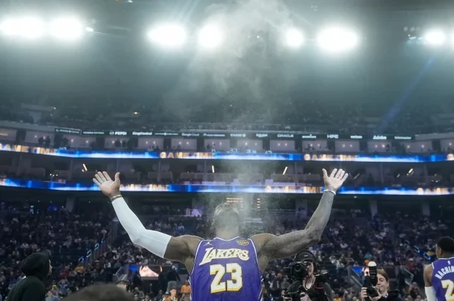 Košarkaš LeBron James u dresu Los Angeles Lakersa sa brojem 23 baca puder u zrak na utakmici.