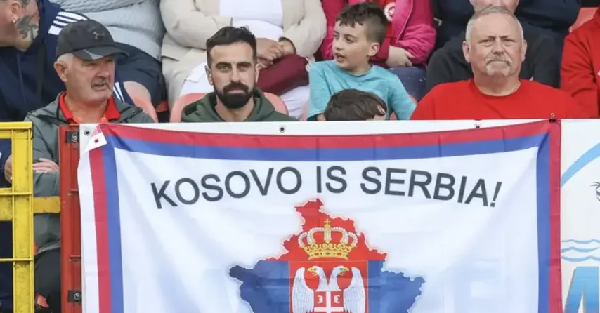 Navijači drže transparent "Kosovo je Srbija" sa grbom Srbije iznad mape Kosova.