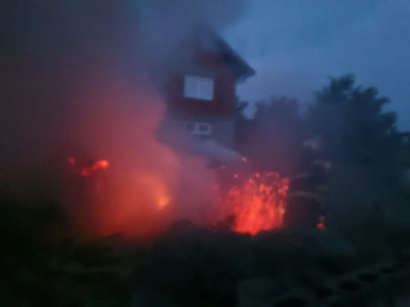Kuća zahvaćena plamenom