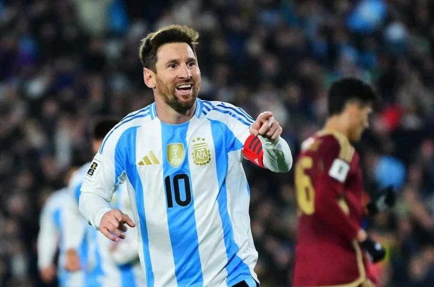 Fudbaler Lionel Messi u dresu Argentine, broj 10, slavi gol ili trenutak na utakmici.