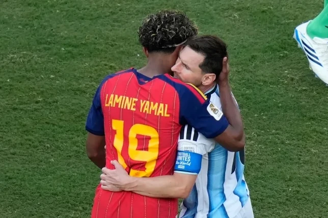 Lionel Messi grli mladog fudbalera Laminea Yamala na terenu