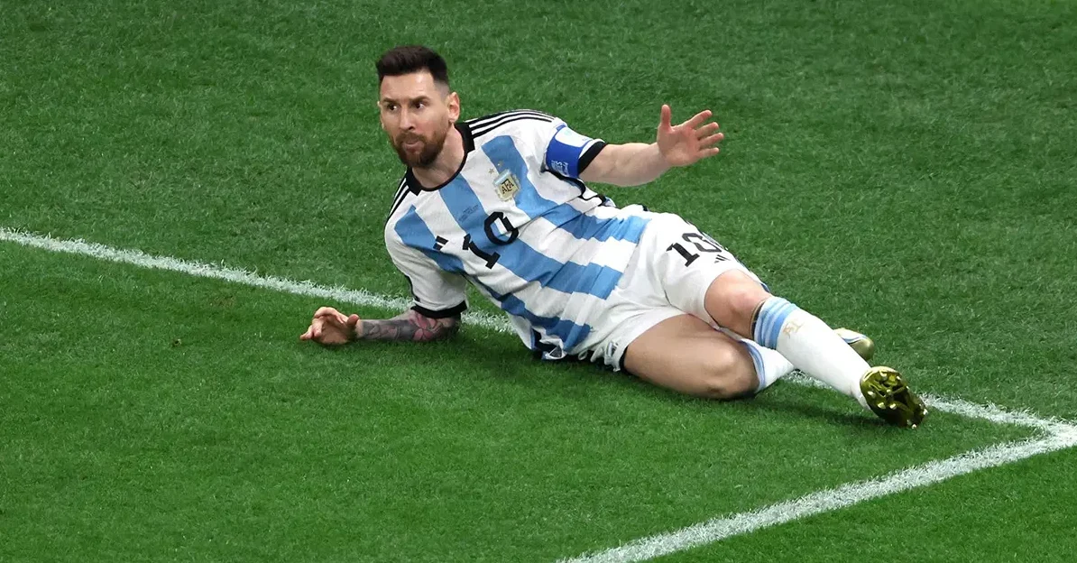 Fudbaler Lionel Mesi leži na zelenom travnjaku u dresu Argentine, sa brojem 10 na leđima.
