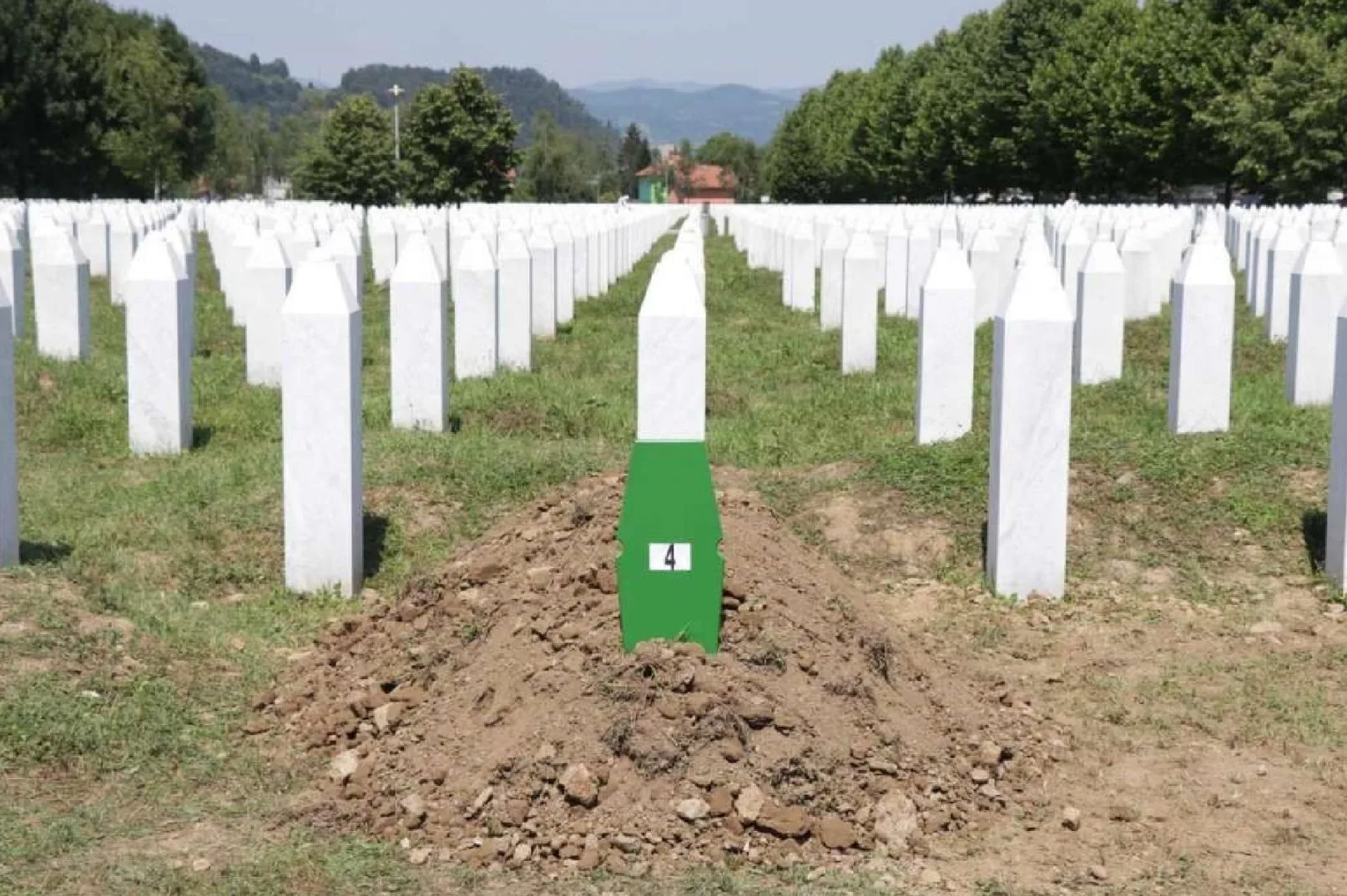 Bijeli nišani na groblju u Memorijalnom centru Srebrenica
