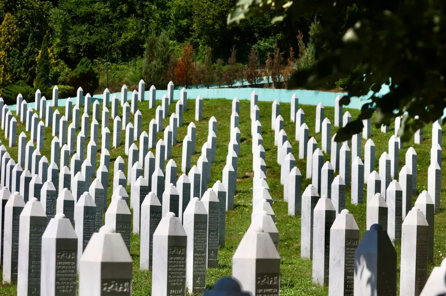 Memorijalni centar Srebrenica - mezarja sa bijelim nišanima
