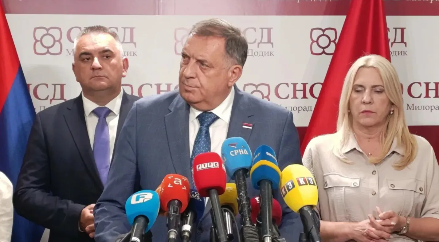 Milorad Dodik i Željka Cvijanović sa predsjednikom vlade RS gledaju u mikrofon