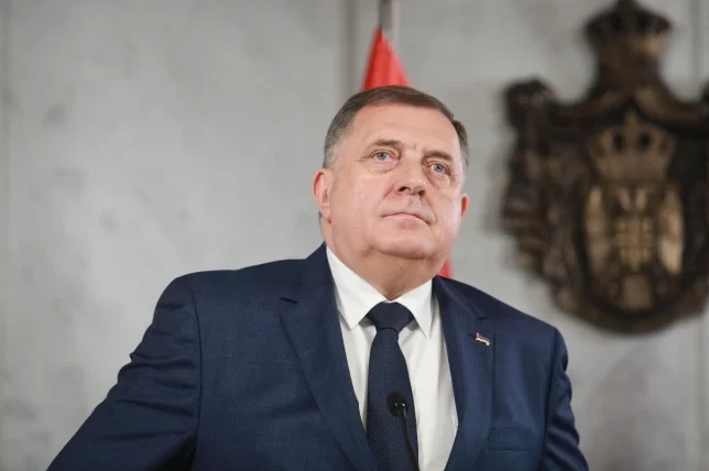 Milorad Dodik u tamnoplavom odijelu i bijeloj košulji sa plavom kravatom