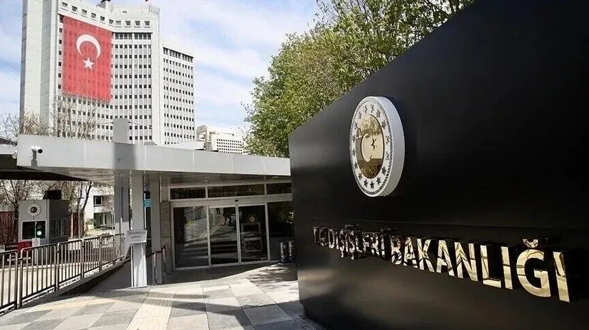 Ulaz u zgradu Ministarstva vanjskih poslova Republike Turske sa istaknutom turskom zastavom i natpisom na fasadi.