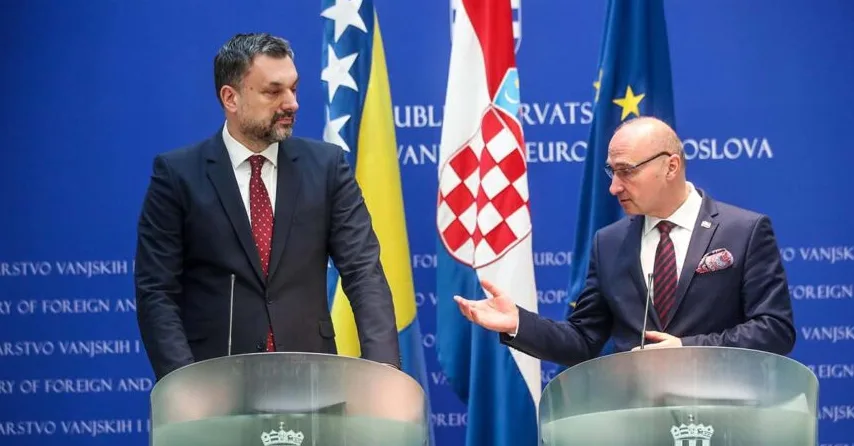 Ministri vanjskih poslova Bosne i Hercegovine i Hrvatske stoje iza podijuma, sa zastavama obje zemlje i Evropske unije iza njih.