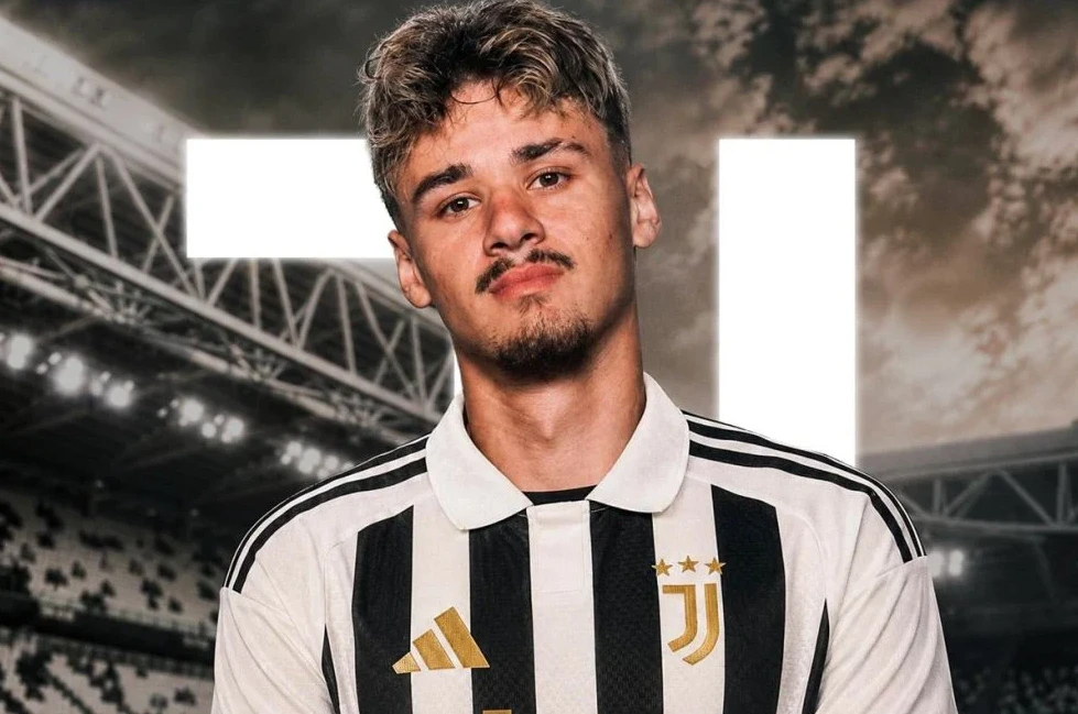 Mladić u novom dresu Juventusa, pozira ispred stadiona