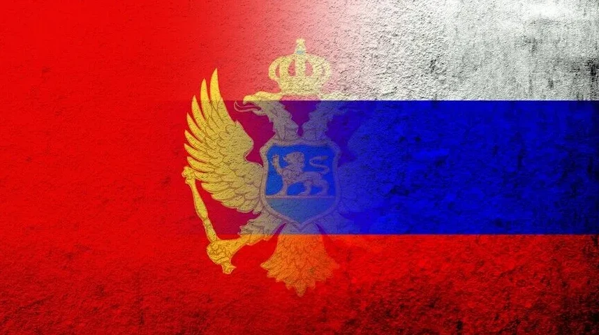Simbolična zastava koja spaja zastavu Crne Gore i Rusije s grbom Crne Gore u sredini.