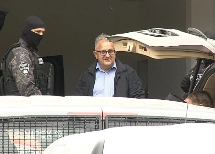 Privođenje muškarca u pratnji policajca