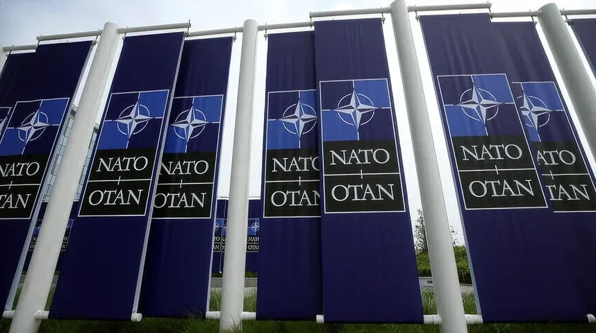 Brojne plave zastave sa simbolom NATO-a i natpisom "NATO OTAN"