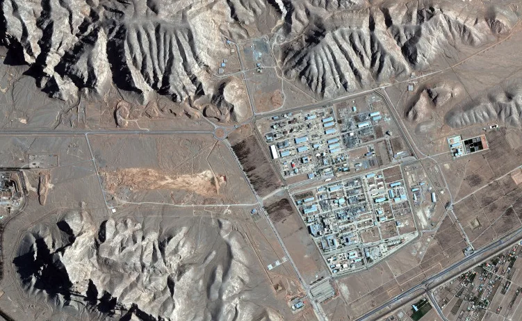 Satellitski snimak naučnog centra Natanz, koji prikazuje složenu mrežu industrijskih objekata, uključujući zgrade, puteve i infrastrukturne elemente, okružene surovim, brdovitim krajolikom.