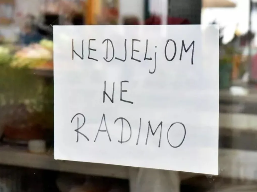 Natpis na prozoru: Nedjeljom ne radimo