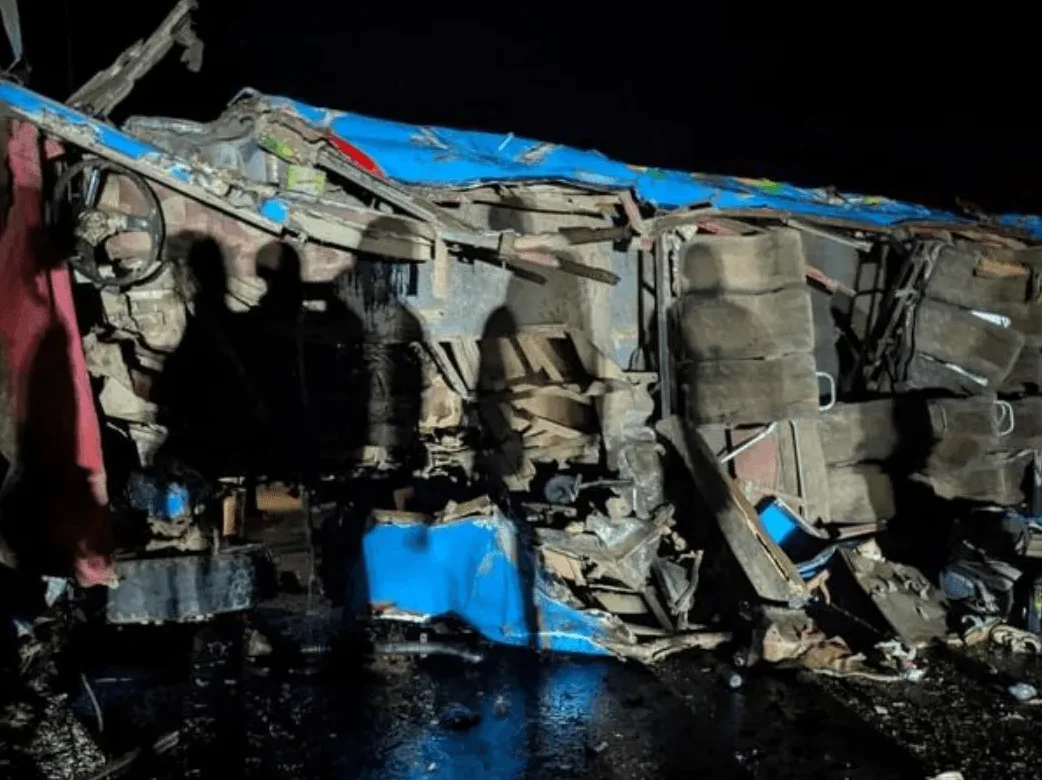 Oštećeni autobus nakon teške saobraćajne nesreće noću