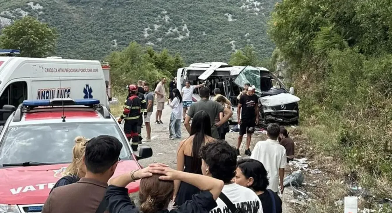 Teška saobraćajna nesreća sa autobusom, policijom i vozilima hitne pomoći.