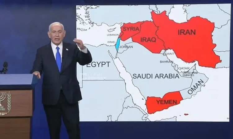Benjamin Netanyahu ukazuje na kartu Bliskog istoka s Iranom i drugim zemljama označenim crvenom bojom.