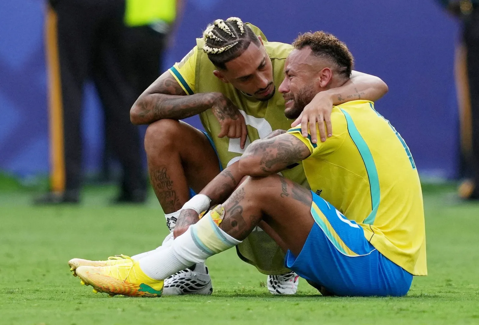 Neymar i Richarlison zagrljeni na terenu