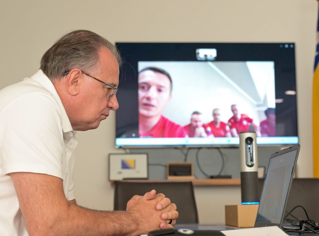 Premijer Nikšić održao videopoziv sa planinarima i spasiocima: “Prioritet je siguran povratak”