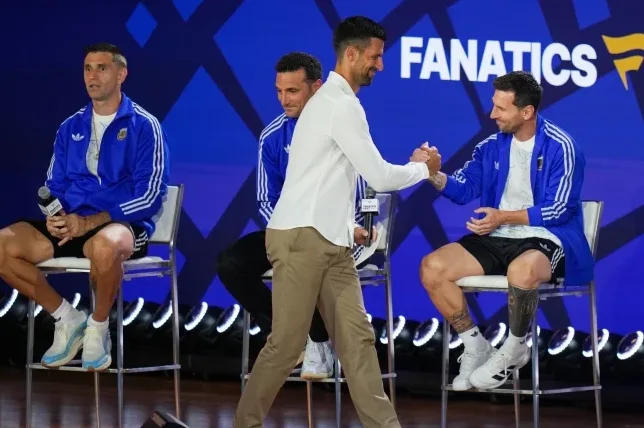 Novak Đoković i Lionel Mesi se rukuju na pozornici