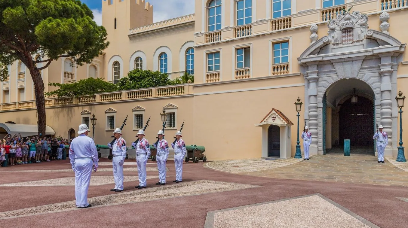 Palata kneza u Monaku sa stražarima u svečanim uniformama