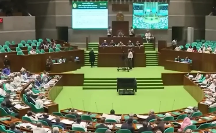 Unutrašnjost parlamenta sa zelenim sjedistima i projekcijskim platnom