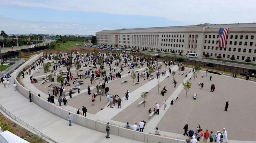 Spomen-područje Pentagon, Vašington D.C., sa posjetiocima koji razgledaju memorijal.