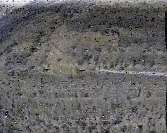 Planinski pejzaž sa makadam putem koji prolazi kroz njega.