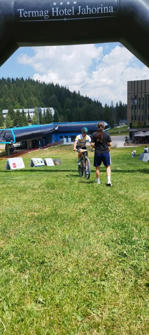 Biciklista na planinskoj biciklističkoj trci na Jahorini