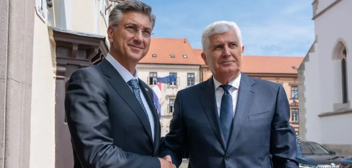 Premijer Hrvatske Andrej Plenković se rukuje sa liderom HDZ-a BiH Draganom Čovićem.