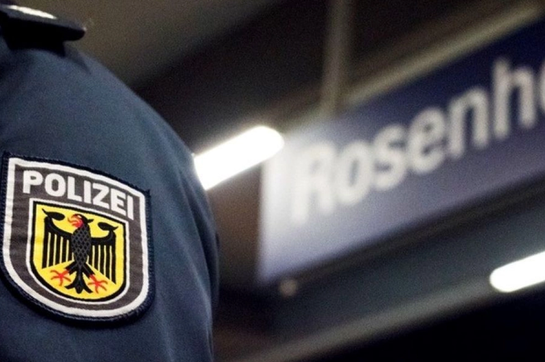 Grb njemačke policije "Polizei" na lijevoj strani uniforme, sa nacrtanim njemačkim orlom, dok se u pozadini nazire natpis "Rosenberg".