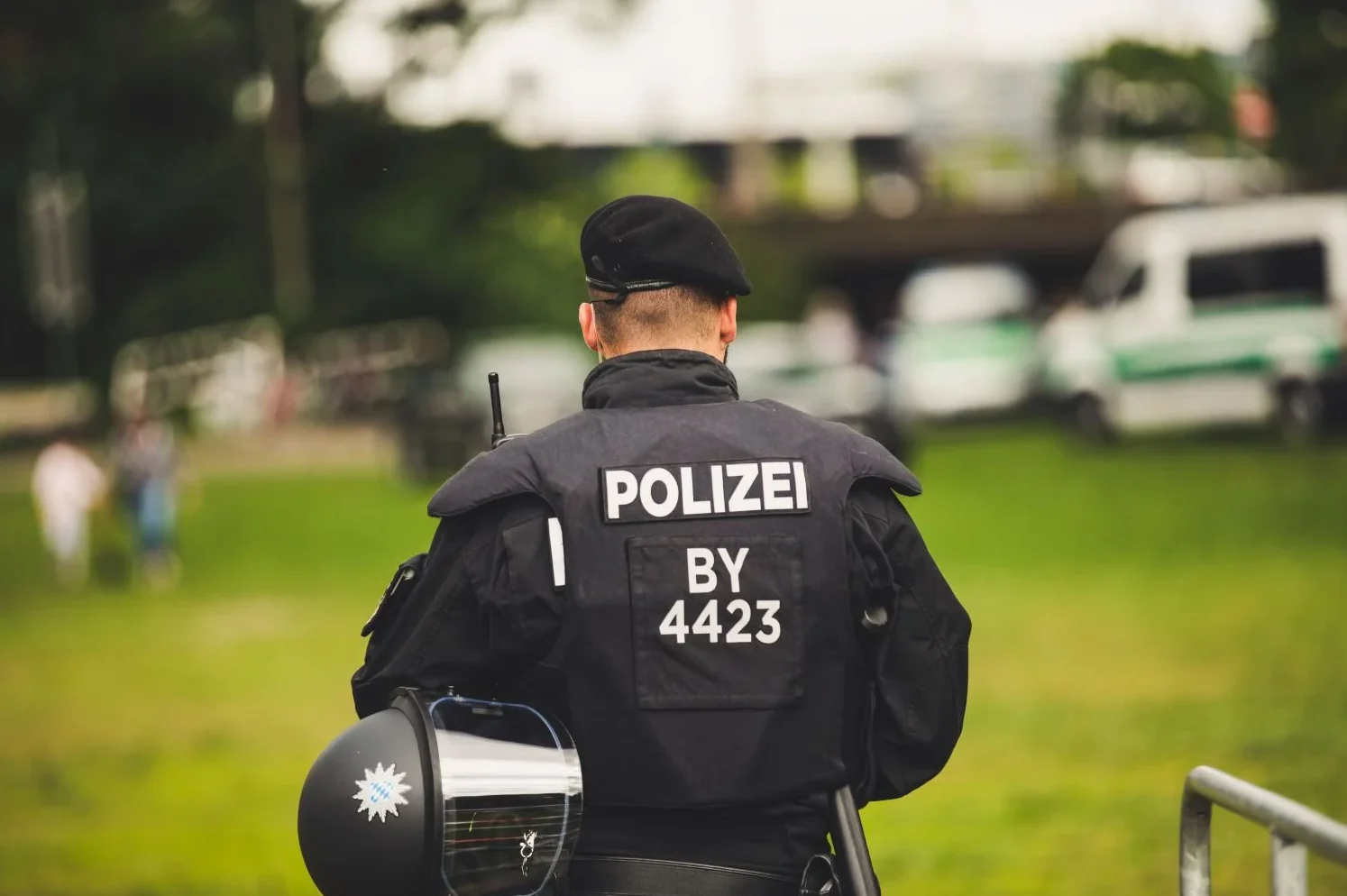 Policajac sa beretkom i kacigom u ruci