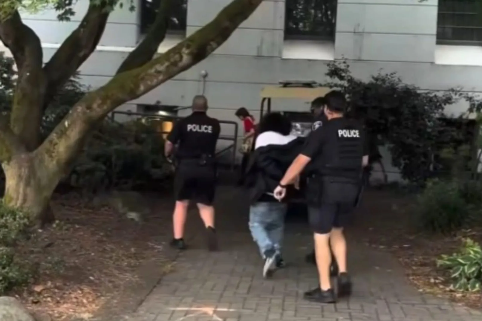 Policijski službenici odvode uhapšenu osobu