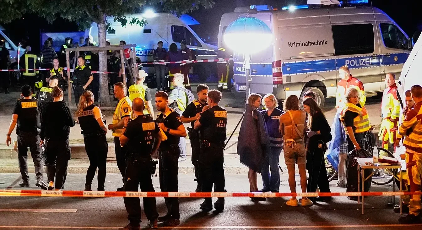 Policajci u uniformama i sa prslucima visoke vidljivosti okupili su se na mjestu događaja, okruženom trakom za obilježavanje.