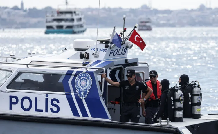 Turski policijski brod sa roniocima spreman za akciju