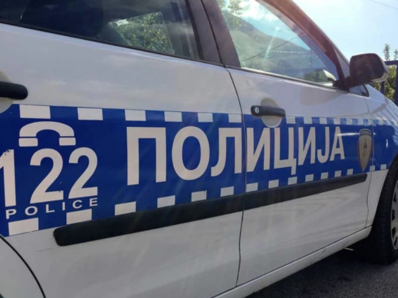 Policijsko vozilo s natpisom "POLICIJA" i brojem "122".