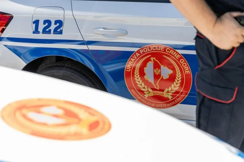 Dio policijskog vozila sa brojem 122 i grbom Uprave policije Crne Gore.